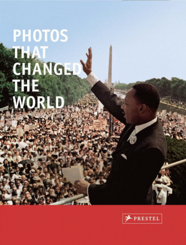 mlk jr looks across a crowd on the washington mall