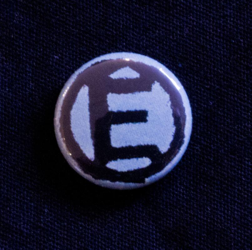 an uppercase "E" inside a circle.