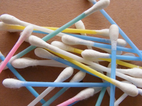 a small pile of plastic sticks with cotton swabs at the tip